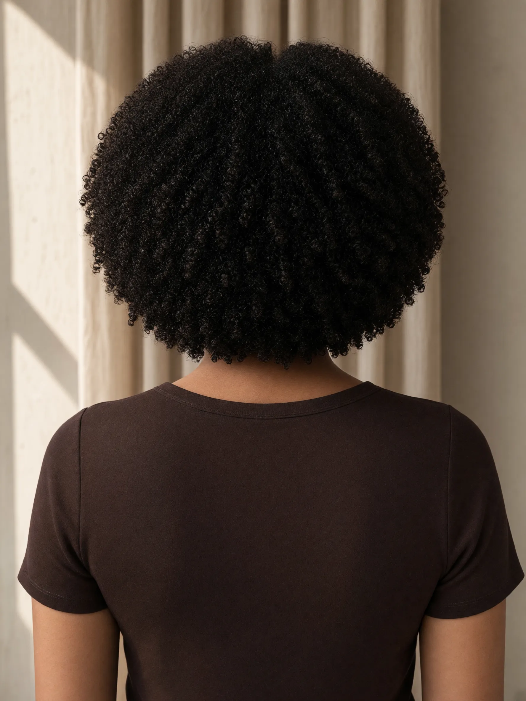 Hetzelfde achterhoofd met een volle afro