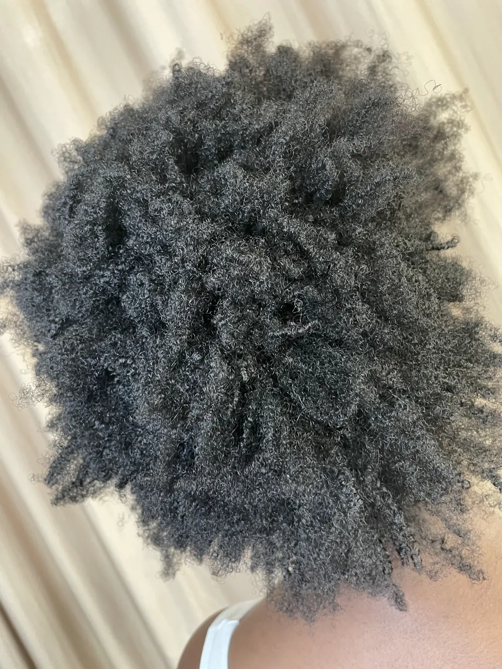 Volle afro na behandeling