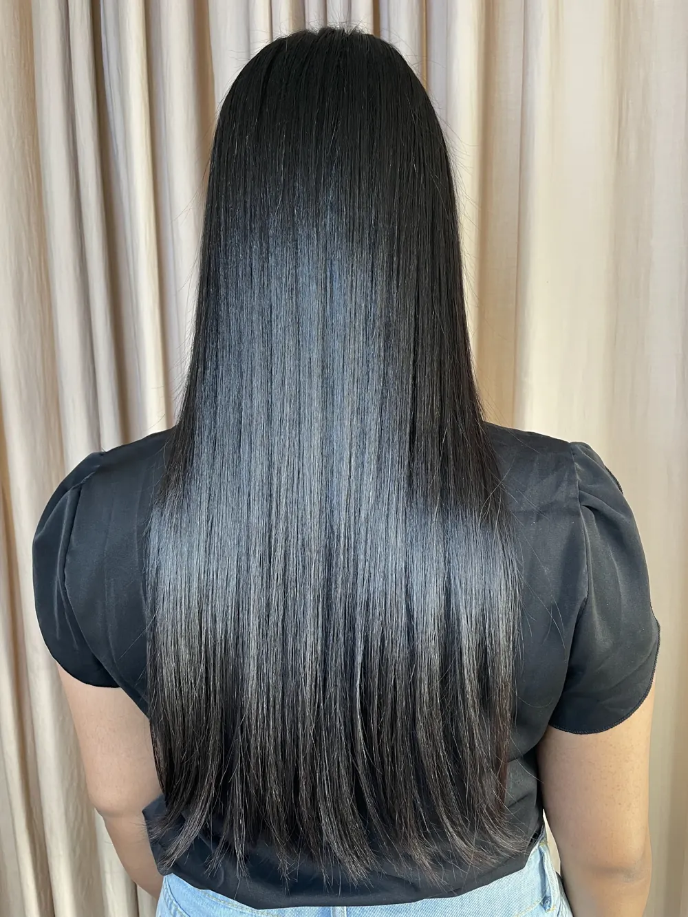 Steil zwart haar met glans