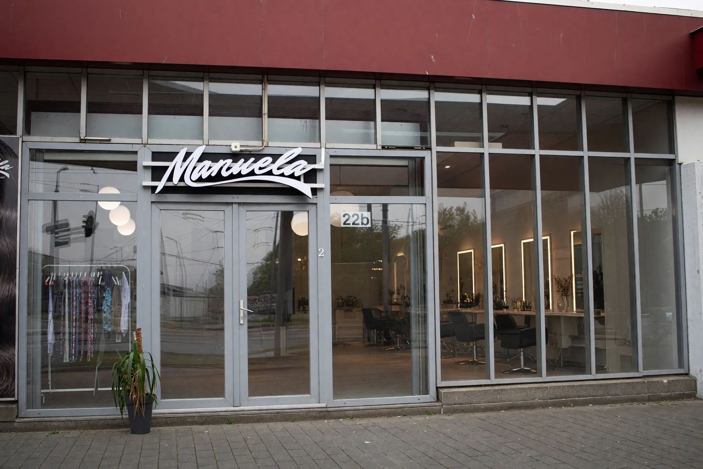 De gevel van Manuela Hairfashion aan het Marconiplein